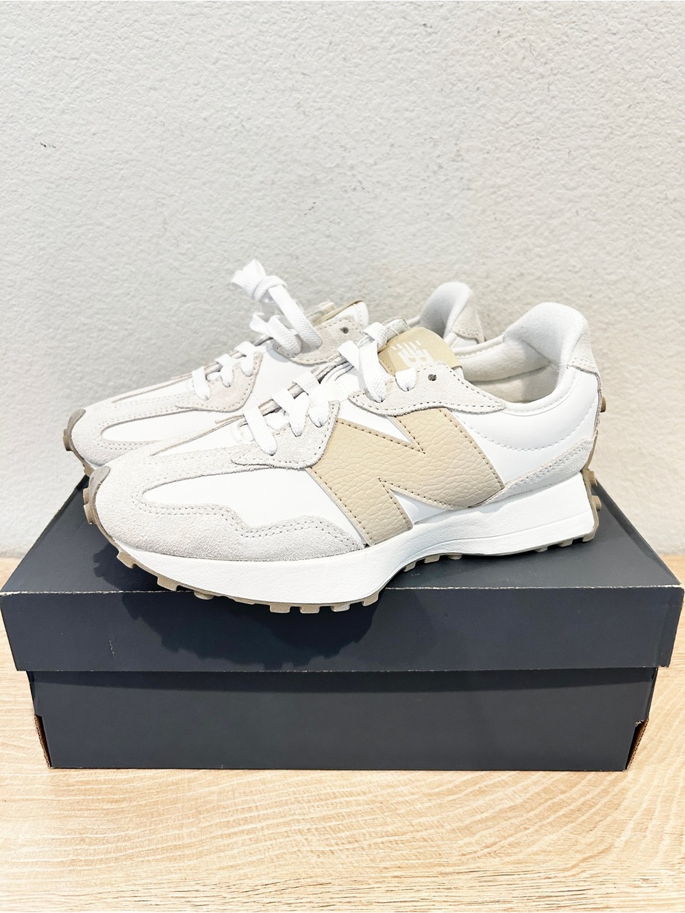 NIB New Balance 327 Women's White/Beige, Size 6.5